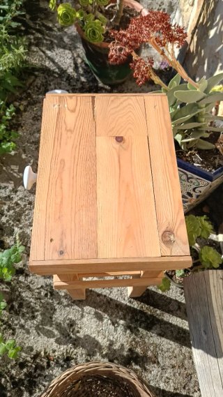 Mesita de madera con cajón