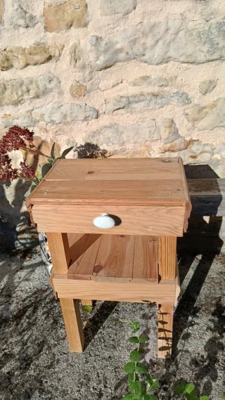 Mesita de madera con cajón