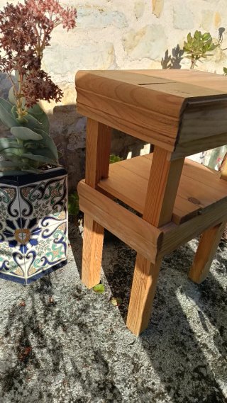 Mesita de madera con cajón