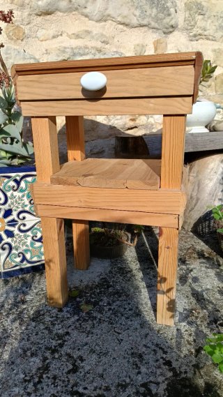 Mesita de madera con cajón
