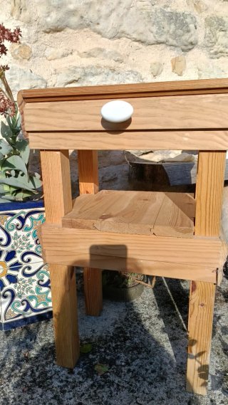 Mesita de madera con cajón