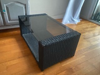Mesa de centro mimbre y cristal negro