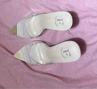 Zapatos de tacón Fashion&Bella beige y dorado