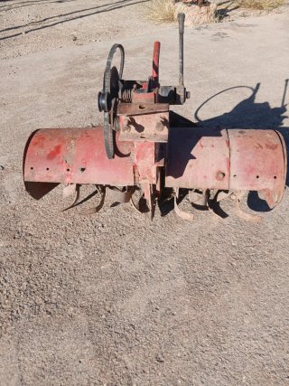Rotovator rojo con correas