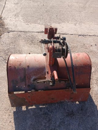 Rotovator rojo con correas