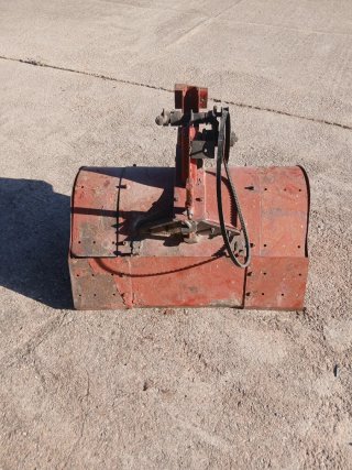 Rotovator rojo con correas