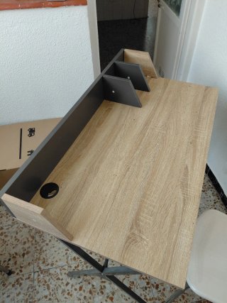 Mesa de madera y metal