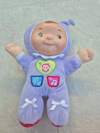 Muñeca bebé con luz y música