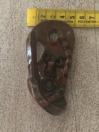 Pequeña figura cerámica artesanal.