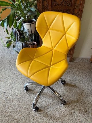 Silla moderna regulable amarilla