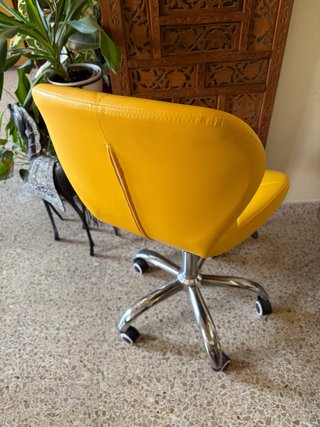 Silla moderna regulable amarilla