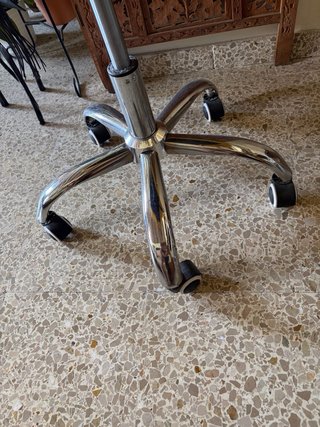 Silla moderna regulable amarilla