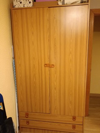 Armario de madera con cajones.