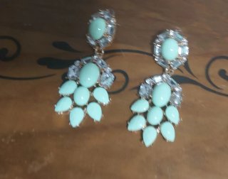 Pendientes elegantes con piedras verdes