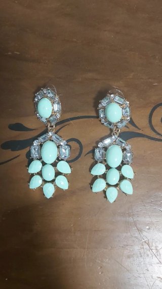 Pendientes elegantes con piedras verdes