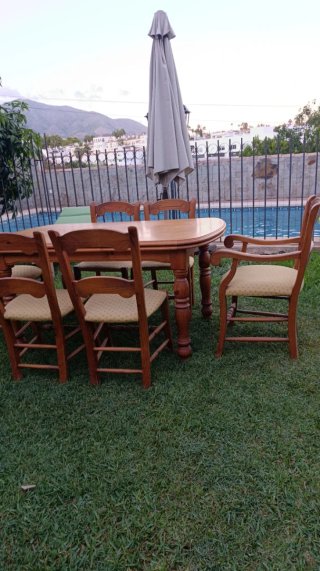Mesa de comedor de madera con 6 sillas