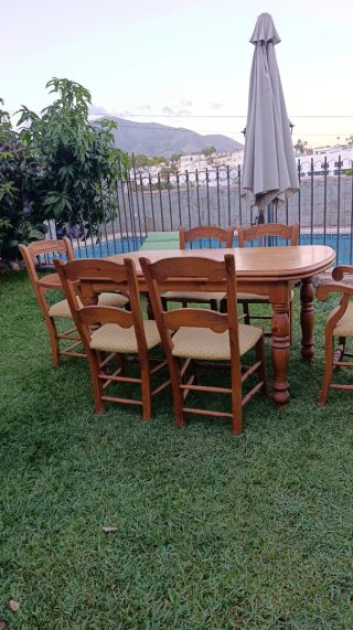 Mesa de comedor de madera con 6 sillas