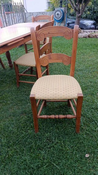 Mesa de comedor de madera con 6 sillas