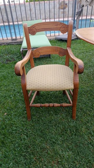Mesa de comedor de madera con 6 sillas