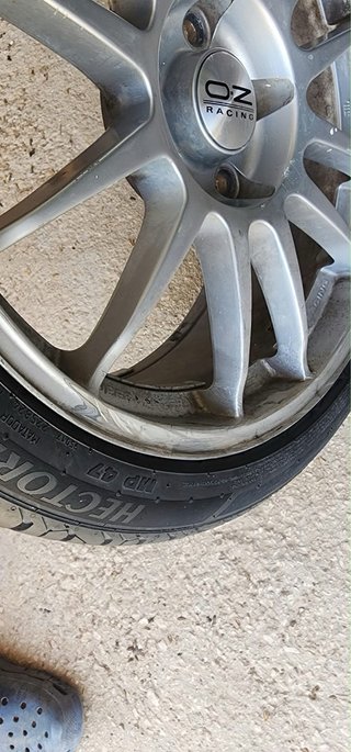 Llanta OZ Racing 18 con neumático 225/40 R18