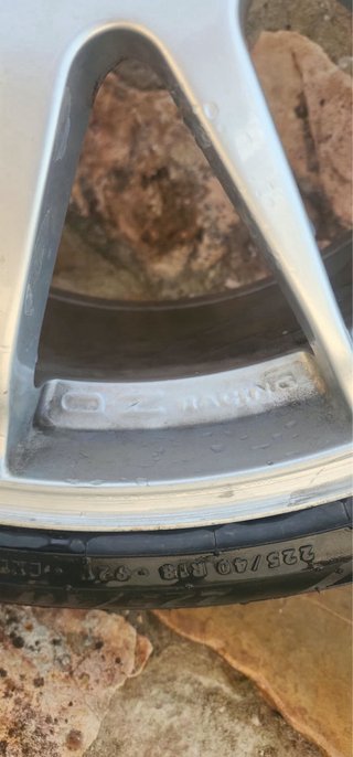 Llanta OZ Racing 18 con neumático 225/40 R18