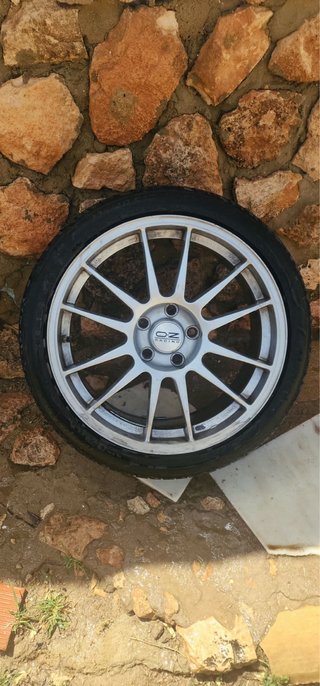 Llanta OZ Racing 18 con neumático 225/40 R18