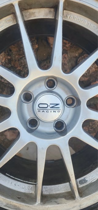 Llanta OZ Racing 18 con neumático 225/40 R18