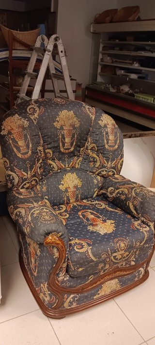 Poltrona imbottita in stile classico