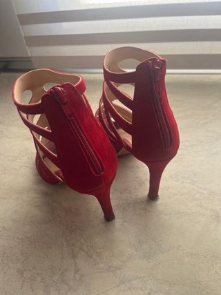 Zapatos de tacón rojos de tiras