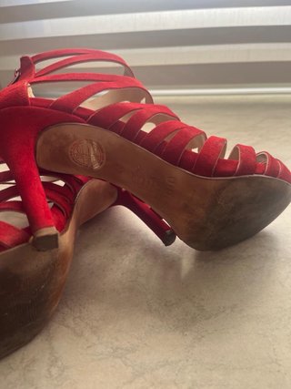 Zapatos de tacón rojos de tiras