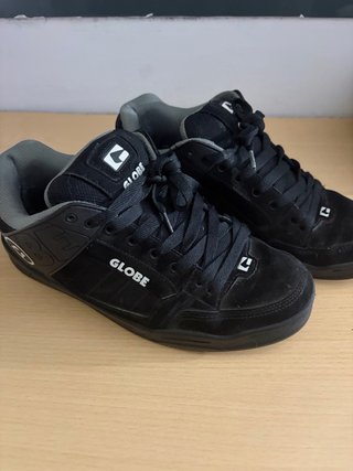Zapatilla Globe ancha negra T44.5