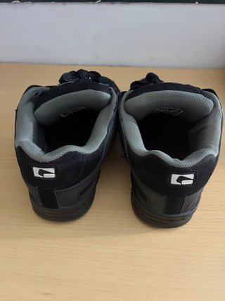 Zapatilla Globe ancha negra T44.5
