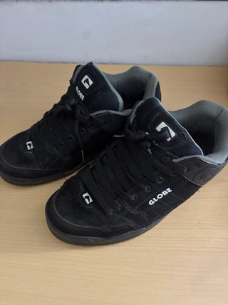 Zapatilla Globe ancha negra T44.5