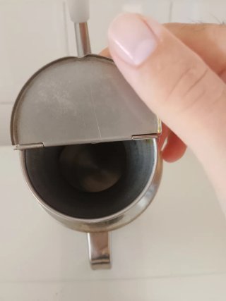Aceitera de metal con boquilla