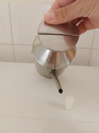 Aceitera de metal con boquilla