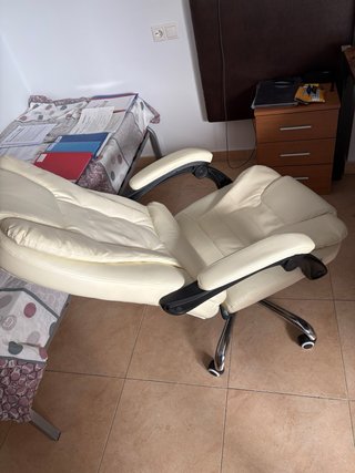 Sillon de oficina giratorio y reclinable.