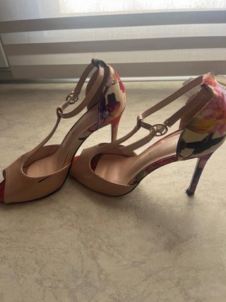 Zapatos de tacón beige y multicolor