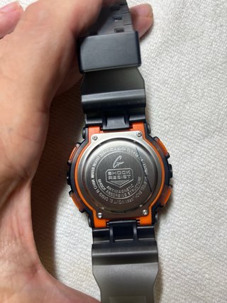 Reloj G-Shock marrón y naranja