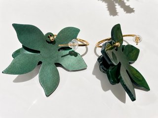 Pendientes de flor dorados y verdes