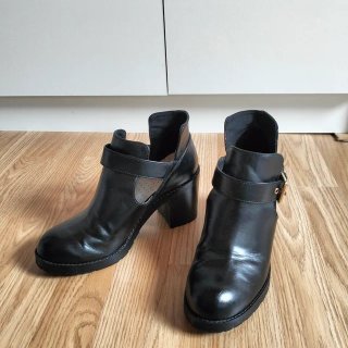 Botines Negros Cut-Out Tacón