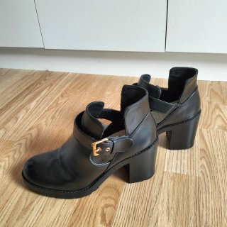Botines Negros Cut-Out Tacón