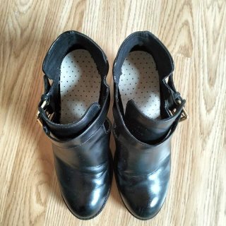 Botines Negros Cut-Out Tacón