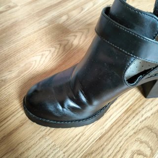 Botines Negros Cut-Out Tacón