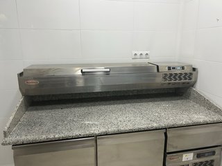Mesa refrigerada Infrico con encimera granito