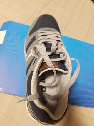 Zapatillas Joma grises y azules.