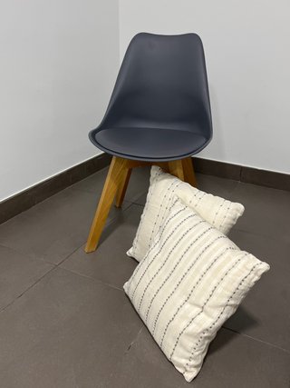 Silla moderna con 2 cojines