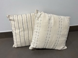 Silla moderna con 2 cojines