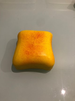 Squishy Amarillo con Puntos Rojos