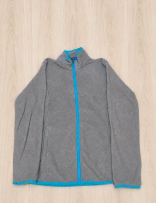Chaqueta polar gris con cremallera turquesa