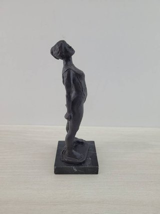 ESCULTURA METÁLICA DE MUJER